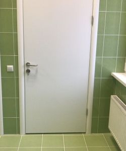 Белая гладкая пластиковая влагостойкая дверь Aquadoor для туалета
