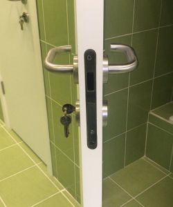 Белая гладкая пластиковая влагостойкая дверь Aquadoor для сан узлов (магнитный замок)