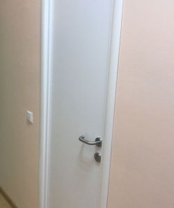 Белая гладкая пластиковая влагостойкая дверь Aquadoor