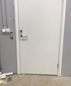 Белая гладкая пластиковая влагостойкая дверь Aquadoor