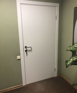 Белая гладкая пластиковая влагостойкая дверь Aquadoor