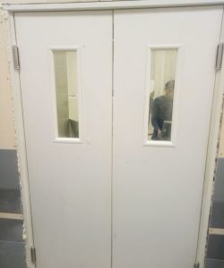 Белая гладкая пластиковая влагостойкая дверь Aquadoor маятниковая двухстворчатая остекленная