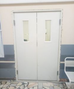 Белая гладкая пластиковая влагостойкая дверь Aquadoor маятниковая двухстворчатая остекленная