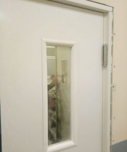 Белая гладкая пластиковая влагостойкая дверь Aquadoor маятниковая двухстворчатая остекленная