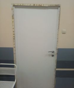 Пластиковая одностворчатая белая гладкая дверь Aquadoor