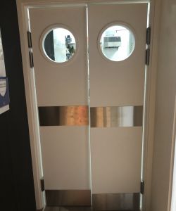 Композитная влагостойкая двухстворчатая маятниковая дверь Aquadoor белая с иллюминатором и отбойной пластиной для кухни рестарана