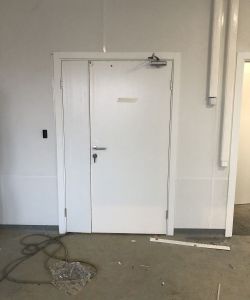 Белая гладкая пластиковая влагостойкая дверь Aquadoor