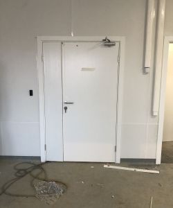 Полуторная медицинская дверь Aquadoor в белом цвете с фурнитурой из нержавеющей стали и доводчиком