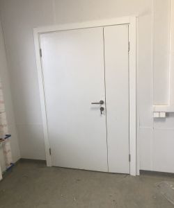 Полуторная медицинская дверь Aquadoor в белом цвете с фурнитурой из нержавеющей стали