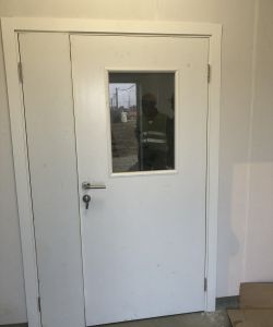 Полуторная медицинская дверь Aquadoor в белом цвете с фурнитурой из нержавеющей стали остекленная