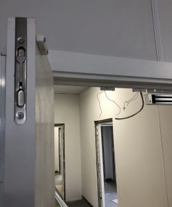 Полуторная медицинская дверь Aquadoor в белом цвете с фурнитурой из нержавеющей стали и доводчиком и электромагнитным замком