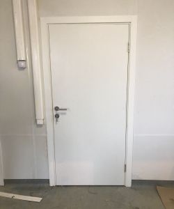 Одностворчатая медицинская дверь Aquadoor в белом цвете с фурнитурой из нержавеющей стали