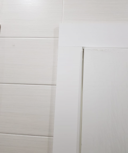 Белая гладкая пластиковая влагостойкая дверь Aquadoor наличник под прямым углом