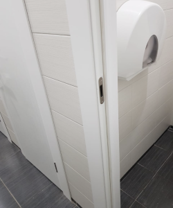 Белая гладкая пластиковая влагостойкая дверь Aquadoorдля туалетов