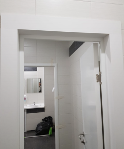 Белая гладкая пластиковая влагостойкая дверь Aquadoor в туалеты