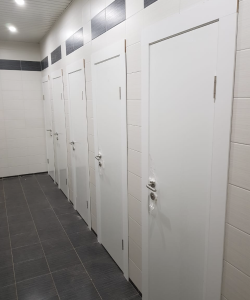 Белая гладкая пластиковая влагостойкая дверь Aquadoor для сан узлов