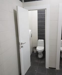 Белая гладкая пластиковая влагостойкая дверь Aquadoor для сан узлов