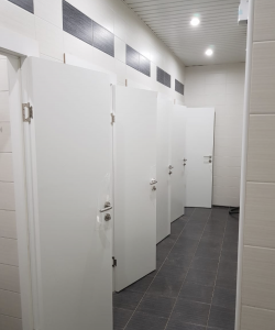 Белая гладкая пластиковая влагостойкая дверь Aquadoor в туалетные комнаты