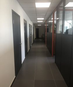 Двери Aquadoor окрашенные по RAL 7024