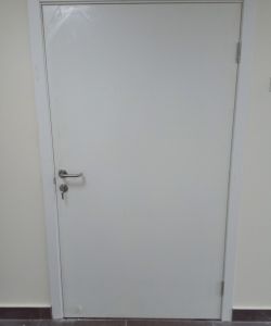 Пластиковая дверь КАПЕЛЬ в белом цвете с ручкой из нержавеющей стали 038