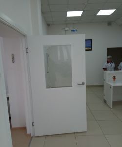 Пластиковая дверь КАПЕЛЬ в белом цвете с прозрачным стеклом