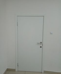 Пластиковая дверь КАПЕЛЬ в белом цвете с ручкой из нержавеющей стали