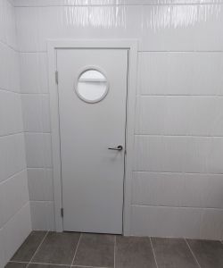 Пластиковая гладкая белая дверь Aquadoor с иллюминатором