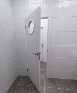 Пластиковая гладкая белая дверь Aquadoor с иллюминатором