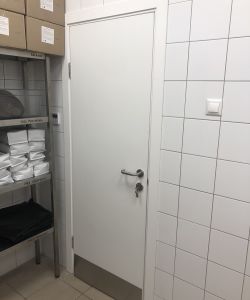 Пластиковая влагостойкая дверь Aquadoor с отбойной пластиной из нержавеющей стали