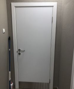 Пластиковая влагостойкая дверь Aquadoor с отбойной пластиной из нержавеющей стали