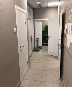 Пластиковая влагостойкая дверь Aquadoor с отбойной пластиной из нержавеющей стали