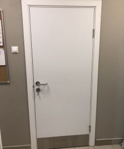 Пластиковая влагостойкая дверь Aquadoor с отбойной пластиной из нержавеющей стали