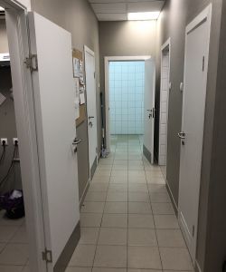 Пластиковая влагостойкая дверь Aquadoor с отбойной пластиной из нержавеющей стали