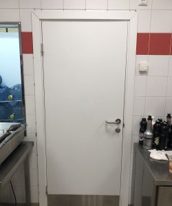 Пластиковая влагостойкая дверь Aquadoor с отбойной пластиной из нержавеющей стали