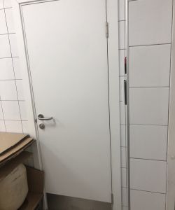 Пластиковая влагостойкая дверь Aquadoor с отбойной пластиной из нержавеющей стали