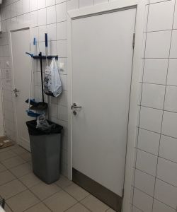 Пластиковая влагостойкая дверь Aquadoor с отбойной пластиной из нержавеющей стали