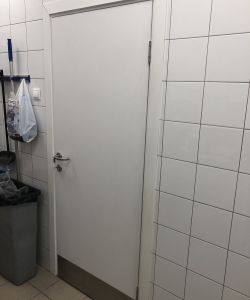 Пластиковая влагостойкая дверь Aquadoor с отбойной пластиной из нержавеющей стали