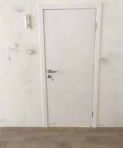 Пластиковая дверь КАПЕЛЬ одностворчатая в белом цвете с наличником и ручкой из нержавеющей стали 038