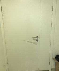 Пластиковая дверь КАПЕЛЬ двухстворчатая в белом цвете с наличником и ручкой из нержавеющей стали 038