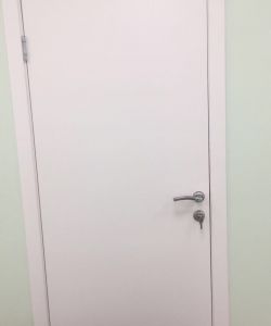 Пластиковая дверь КАПЕЛЬ одностворчатая в белом цвете
