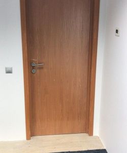 Гладкая пластиковая влагостойкая дверь Aquadoor миланский орех