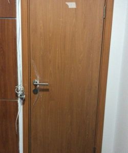 Гладкая пластиковая влагостойкая дверь Aquadoor миланский орех