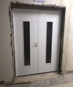 Двухстворчатая белая ламинированная дверь Verda с армированным стеклом