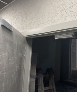 Композитные влагостойкие двери Aquadoor серого цвета с электромагнитным замком