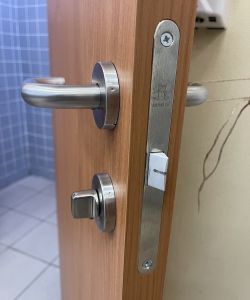 Композитные влагостойкие двери Aquadoor в цвете миланский орех с замком Дверной Тон