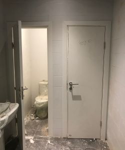 Влагостойкие двери ПВХ Aquadoor в белом цвете с ручкой из нержавеющей стали