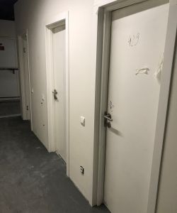 Влагостойкие двери ПВХ Aquadoor в белом цвете с ручкой из нержавеющей стали