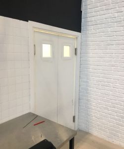Двухстворчатая пластиковая маятниковая белая остекленная дверь