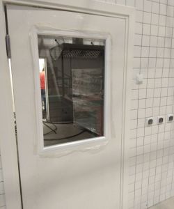 Одностворчатая пластиковая маятниковая белая остекленная дверь