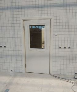 Одностворчатая пластиковая маятниковая белая остекленная дверь